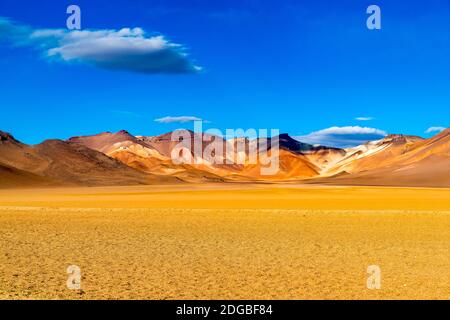 Blick auf den schönen Berg und Salvador Dali Wüste in Uyuni Stockfoto