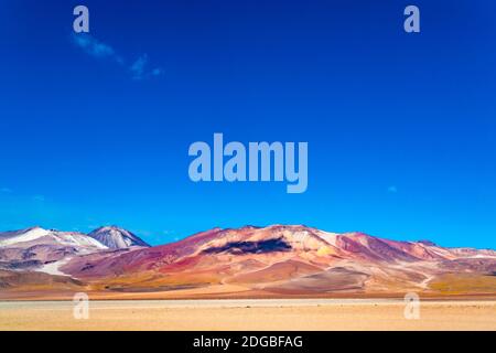 Schöne Aussicht auf den Berg und Salvador Dali Wüste in Uyuni Stockfoto