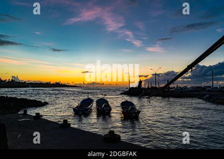 Silhouette des Fischerhafens von Hanga Roa Village bei Sonnenuntergang Auf der Osterinsel Stockfoto