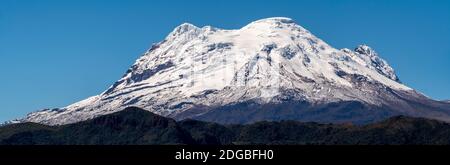 Der schneebedeckte Antisana Vulkan, der vierthöchste Gipfel Ecuadors mit 5,704 Metern, hat ein Panorama. Stockfoto