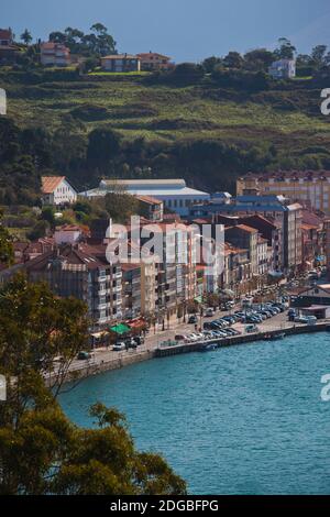 Erhöhter Blick auf die Stadt, Ribadesella, Provinz Asturien, Spanien Stockfoto