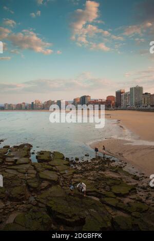 Touristen am Strand, Playa De San Lorenzo, Gijon, Provinz Asturien, Spanien Stockfoto