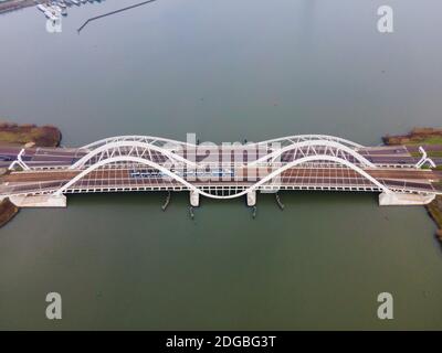 Luftdrohnenvideo des Enneus Heermabrug in Amsterdam, Niederlande zu IJburg und Steigereiland Amsterdam Oost Ost. Stockfoto