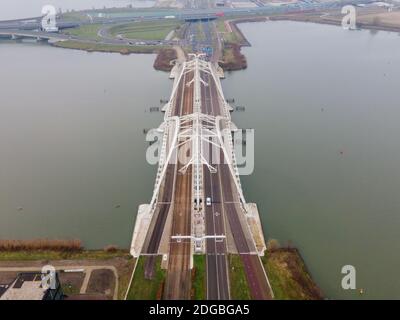 Luftdrohnenvideo des Enneus Heermabrug in Amsterdam, Niederlande zu IJburg und Steigereiland Amsterdam Oost Ost. Stockfoto