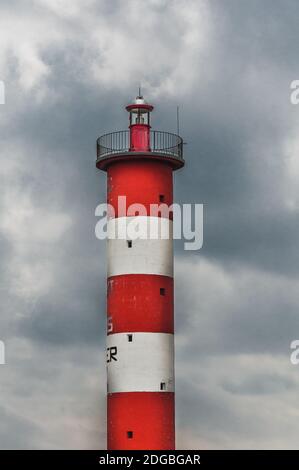 Leuchtturm von Port-La-Nouvelle in rot und weiß am wolkigen Himmel Stockfoto