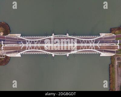 Luftdrohnenvideo des Enneus Heermabrug in Amsterdam, Niederlande zu IJburg und Steigereiland Amsterdam Oost Ost. Stockfoto