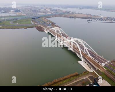 Luftdrohnenvideo des Enneus Heermabrug in Amsterdam, Niederlande zu IJburg und Steigereiland Amsterdam Oost Ost. Stockfoto