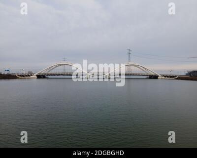 Luftdrohnenvideo des Enneus Heermabrug in Amsterdam, Niederlande zu IJburg und Steigereiland Amsterdam Oost Ost. Stockfoto