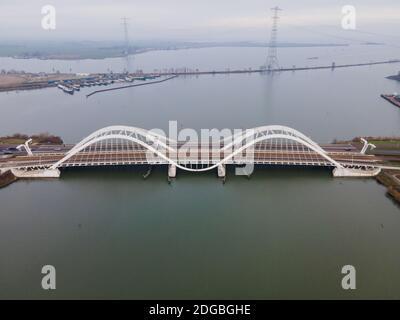 Luftdrohnenvideo des Enneus Heermabrug in Amsterdam, Niederlande zu IJburg und Steigereiland Amsterdam Oost Ost. Stockfoto