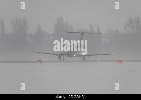 Sovereign Business Jets Embraer EMB-500 Phenom 100 biz Jet G-ITSU rollt am London Southend Airport mit Schneesturm bedeckt. Extrem schlechtes Wetter Stockfoto