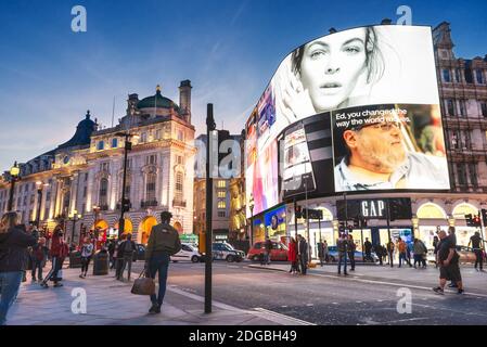 London, Großbritannien - 13. Mai 2019: Berühmter Piccadilly Circus Platz. Leuchtreklame in der Nacht. Diese Zeichen sind zu einem geworden Stockfoto