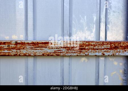 Eiserner rostiger Zaun. Weiße Wellblech oder Zink Textur Oberfläche oder galvanisieren Stahl in der vertikalen Linie Hintergrund Stockfoto