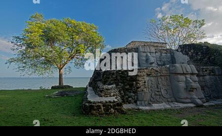 Blick auf die Ruinen von Cerros Maya in der archäologischen Stätte von Cerros Maya, Chetumal Bay, Corozal, Belize Stockfoto