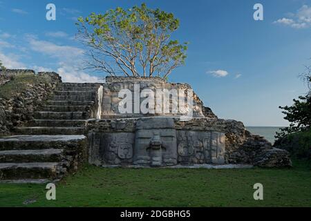 Blick auf die Ruinen von Cerros Maya in der archäologischen Stätte von Cerros Maya, Chetumal Bay, Corozal, Belize Stockfoto