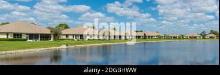 Häuser rund um einen kleinen See in North Port, Florida, USA Stockfoto