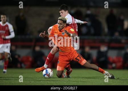 Cheltenham, Großbritannien. Dezember 2020. Haji Mnoga aus Portsmouth während des EFL Trophy-Spiels zwischen Cheltenham Town und Portsmouth im Jonny-Rocks Stadium, Cheltenham, England am 8. Dezember 2020. Foto von Dave Peters/Prime Media Images. Kredit: Prime Media Images/Alamy Live Nachrichten Stockfoto