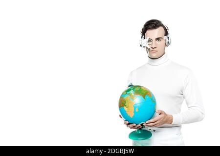 Cyborg man in digitaler Augenlinse und Kopfhörer mit Globe Isoliert auf Weiß Stockfoto