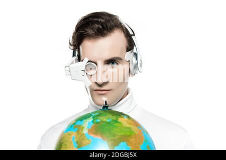 Brunette Cyborg in digitalen Auge Linse und Kopfhörer Blick auf Kamera in der Nähe des Globus auf verschwommenem Vordergrund isoliert auf Weiß Stockfoto