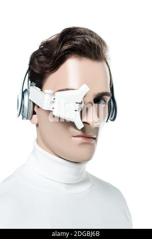 Cyborg Mann in digitalen Auge Objektiv und Kopfhörer Blick auf Kamera auf Weiß isoliert Stockfoto