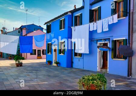 Die Insel Burano in der Nähe von Venedig, Italien, berühmt für seine hübschen bunten Fischerhäuser, Wäschereitag Trocknen, Kanäle und Restaurants, ist ein magne Stockfoto