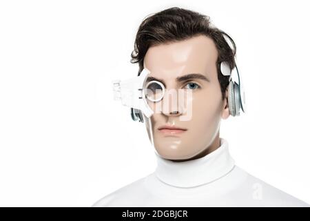 Brunette Cyborg Mann in Kopfhörer und Augenlinse Blick auf Kamera auf Weiß isoliert Stockfoto