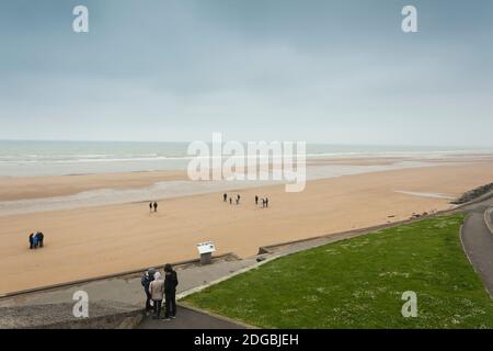 Touristen am Strand, Omaha Beach, Saint-Laurent-Sur-Mer, D-Day Strände Bereich, Calvados, Normandie, Frankreich Stockfoto