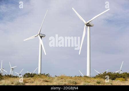 Air Mills Station macht alternative Energie gegen EINEN blauen Himmel Stockfoto