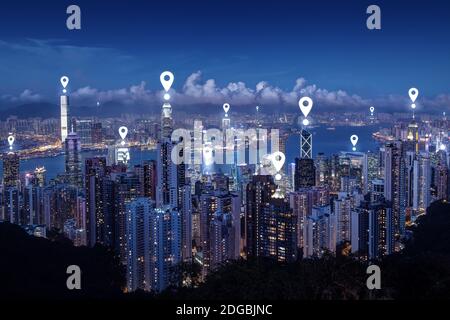 Kartennadelsymbole auf dem Stadtbild von Hongkong in der Abenddämmerung. Blick auf die berühmte Skyline von Hongkong vom Victoria Peak bei Nacht. Blauton. Stockfoto