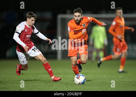 Cheltenham, Großbritannien. Dezember 2020. Ben Close aus Portsmouth und George Lloyd aus Cheltenham Town während des EFL Trophy-Spiels zwischen Cheltenham Town und Portsmouth im Jonny-Rocks Stadium, Cheltenham, England am 8. Dezember 2020. Foto von Dave Peters/Prime Media Images. Kredit: Prime Media Images/Alamy Live Nachrichten Stockfoto
