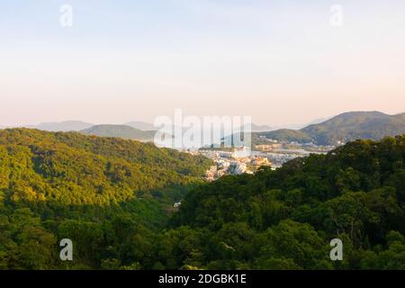 Sai Kung View (New Territories), Hongkong, Asien. HK-Inseln sind im Hintergrund zu sehen. Schöne chinesische Landschaft an einem sonnigen klaren Tag. Stockfoto
