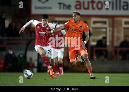 Cheltenham, Großbritannien. Dezember 2020. Haji Mnoga aus Portsmouth und Tom Chamberlain aus Cheltenham Town während des EFL Trophy-Spiels zwischen Cheltenham Town und Portsmouth am 8. Dezember 2020 im Jonny-Rocks Stadium, Cheltenham, England. Foto von Dave Peters/Prime Media Images. Kredit: Prime Media Images/Alamy Live Nachrichten Stockfoto