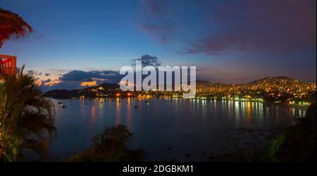 Erhöhter Blick auf die Playa La Madera in der Abenddämmerung, Zihuatanejo, Guerrero, Mexiko Stockfoto