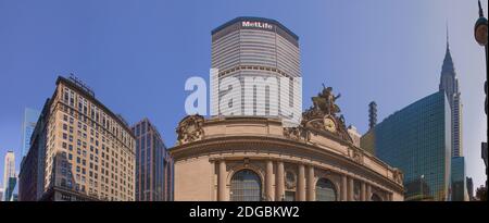 Niedrige Ansicht eines Gebäudes mit Turm im Hintergrund, Grand Central Station, Madison Avenue, New York City, New York State, USA Stockfoto