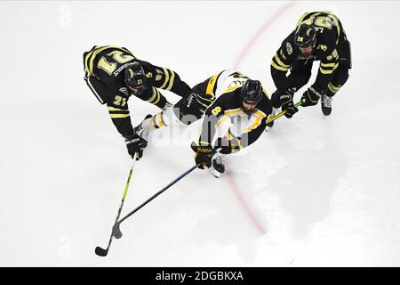 8. Dezember 2020 Western Michigan Broncos Forward Josh Passolt (21), Colorado College Tigers Verteidiger Zach Berzolla (8) und Western Michigan Broncos vorne Hugh Larkin (28) Kampf um einen Puck während eines NCAA D1 Männer Hockey-Spiel zwischen den Western Michigan Broncos und den Colorado College Tigers in Baxter Arena in Omaha NE, Heimat des NCHC ''Pod'', wo die ersten 38 .National Collegiate Hockey Conference Spiele unter sicheren Bedingungen gespielt werden, um vor Covid-19 zu schützen. Colorado College gewann den Tie Breaker in einem Shoot out nach dem Spiel endete in einem 3-3 Unentschieden. Foto von Russell Hons/CSM Stockfoto