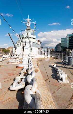 London, Vereinigtes Königreich - 13. Mai 2019: Blick auf HMS Belfast Royal Navy Light Cruise - Kriegsschiff Museum in London. Belfast vor Anker Stockfoto