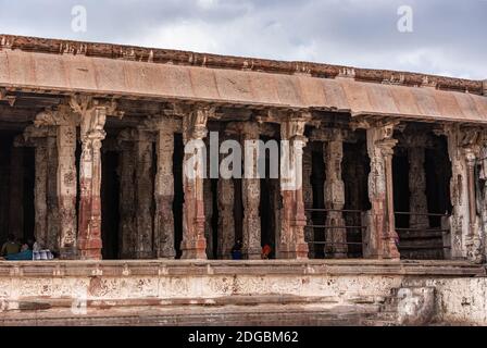 Hampi, Karnataka, Indien - 4. November 2013: Virupaksha Temple Complex. Columned Seite des Hofes vor Shiva sanctum ist braunem rostigen Stein und Stockfoto