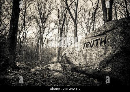 Dogtown rockt mit dem inspirierenden Wort 'Truth', Gloucester, Cape Ann, Essex County, Massachusetts, USA Stockfoto