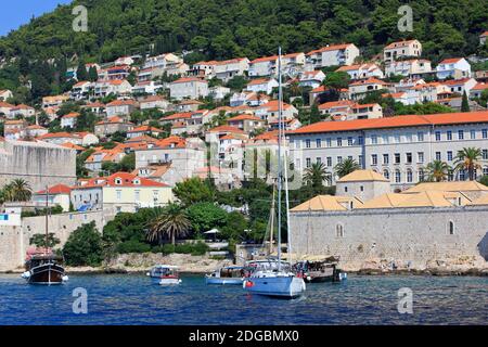 Der Lazareti (kreatives Viertel von Dubrovnik) und der Hafen in der mittelalterlichen Altstadt von Dubrovnik, Kroatien Stockfoto