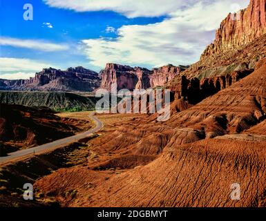 Straße durch felsige Wüste, Capitol Reef National Park, Utah, USA Stockfoto