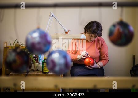 Moskau, Russland. Dezember 2020. Ein Künstler schmückt ein Ornament in Zhostovo dekorative Malerei Fabrik, in Moskau Region, Russland, am 8. Dezember 2020. Zhostovo ist ein russisches Volkskunstzentrum, das für seine bemalten Tabletts berühmt ist, die mit hellen Blumensträuchern verziert sind. Quelle: Maxim Chernavsky/Xinhua/Alamy Live News Stockfoto