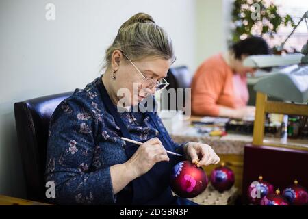 Moskau, Russland. Dezember 2020. Ein Künstler schmückt ein Ornament in Zhostovo dekorative Malerei Fabrik, in Moskau Region, Russland, am 8. Dezember 2020. Zhostovo ist ein russisches Volkskunstzentrum, das für seine bemalten Tabletts berühmt ist, die mit hellen Blumensträuchern verziert sind. Quelle: Maxim Chernavsky/Xinhua/Alamy Live News Stockfoto