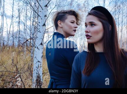 Porträt von zwei Frau, die im Wald stehen und in verschiedene Richtungen schauen, Russland Stockfoto