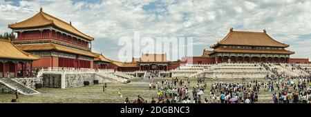 Touristen im Innenhof eines Palastes, Halle der höchsten Harmonie, Verbotene Stadt, Peking, China