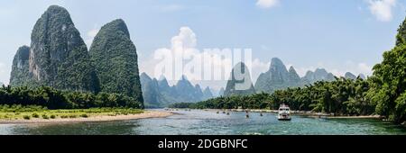 Karstlandschaft entlang des Flusses Li, Guilin, Guangxi Zhuang Autonome Region, China Stockfoto