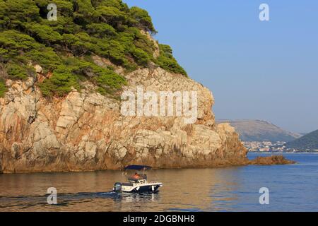 Ein kleines Motorboot, das an der Insel Koločep (einer der drei bewohnten Elaphiten-Inseln) in der Nähe von Dubrovnik, Kroatien, vorbeifährt Stockfoto