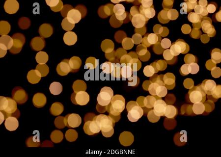 Bokeh Licht von goldenem, orangenen Licht auf Nacht, verschwommener Hintergrund Stockfoto