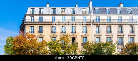Paris, typische Fassaden und Straßen, schöne Gebäude in Republique Stockfoto
