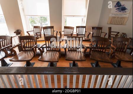 Jury-Box im Gerichtssaal des Old Monroe County Courthouse, Monroeville, Monroe County, Alabama, USA Stockfoto