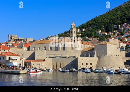 Der Yachthafen und der nahe gelegene Glockenturm des Dominikanerklosters aus dem 14. Jahrhundert in der mittelalterlichen Altstadt von Dubrovnik, Kroatien Stockfoto