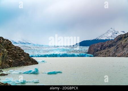 Blick auf Grey Glacier Grey Lake und Iceberg bei Torres Del Paine Nationalpark in chilenischem Patagonien Stockfoto